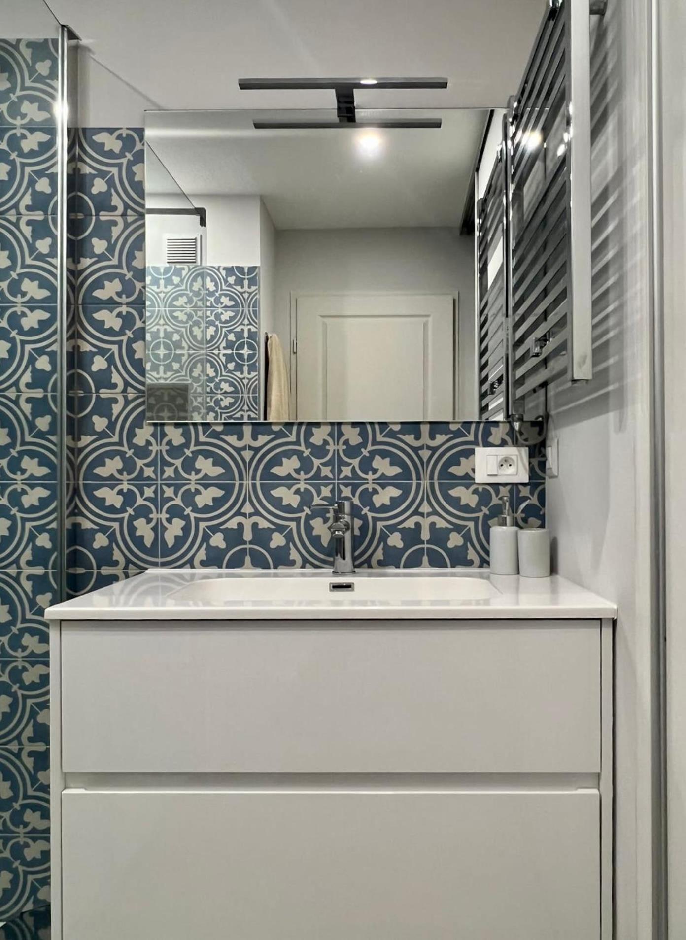 Risso - One Bedroom With Pool, Newly Renovated In Spring 2024 ニース エクステリア 写真